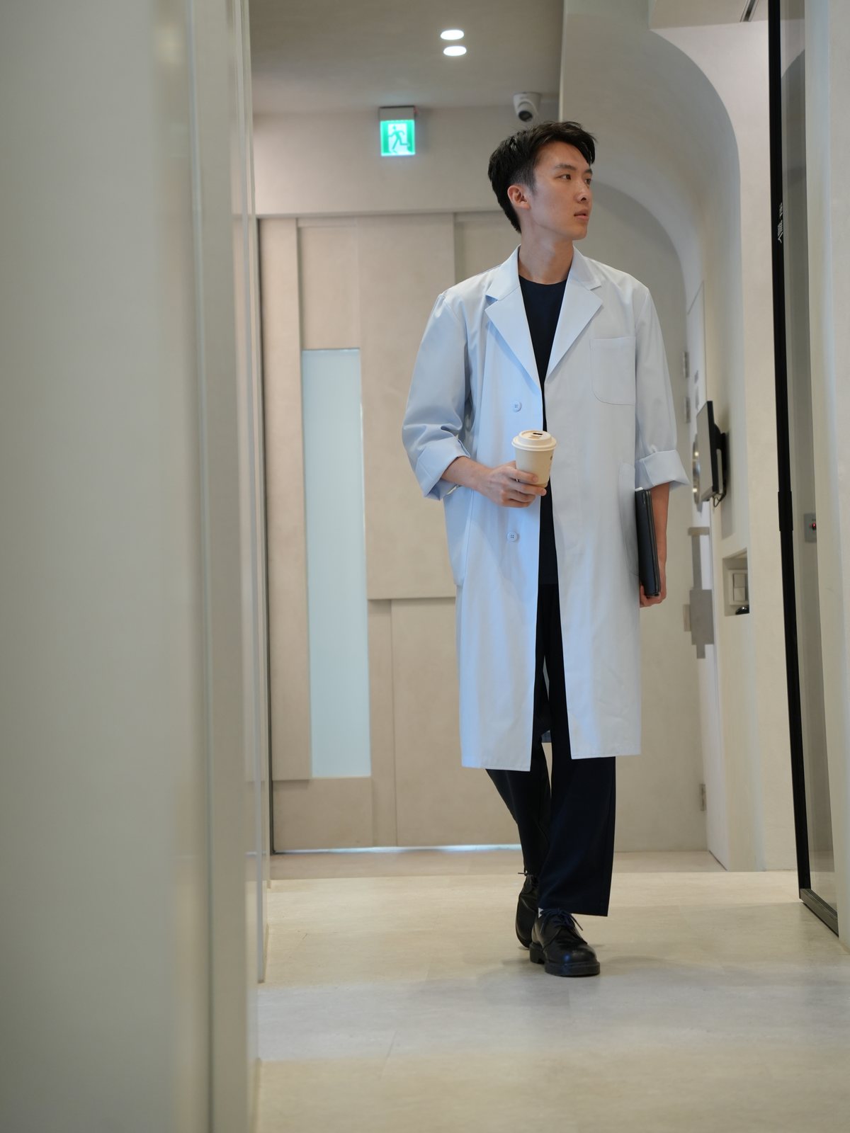 看診之間，端著咖啡
